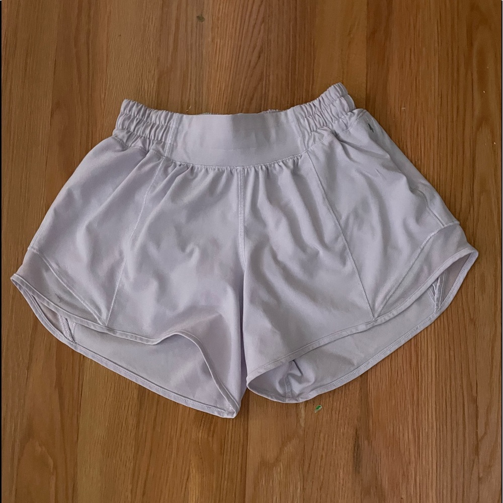 lululemon lavender dew hotty hot LR short 4”